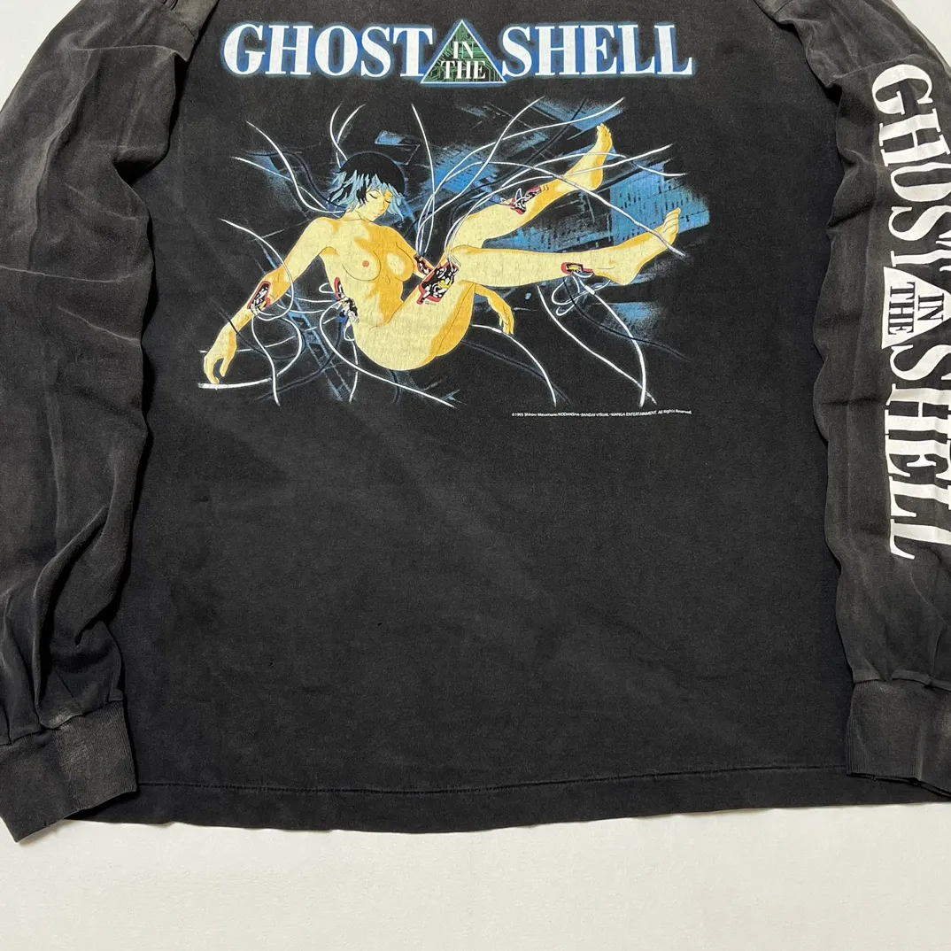 SAINT Mxxxxxx × GHOST IN THE SHELL Ghost in the Shell GS_LS TEE/GITS/BLK Big IP Ghost in the Shell co-branded model Sleeping Motoko Kusanagi Retro distressed long sleeves Washed black S-XL Ready-to-wear Assute dyeing Full-body spray fade/replacement fade Correct accessories Joint LOGO wash mark/main mark/cherub mark Super complex printing replica The drawing/pattern making cycle is very long and the hand graffiti is dirty.